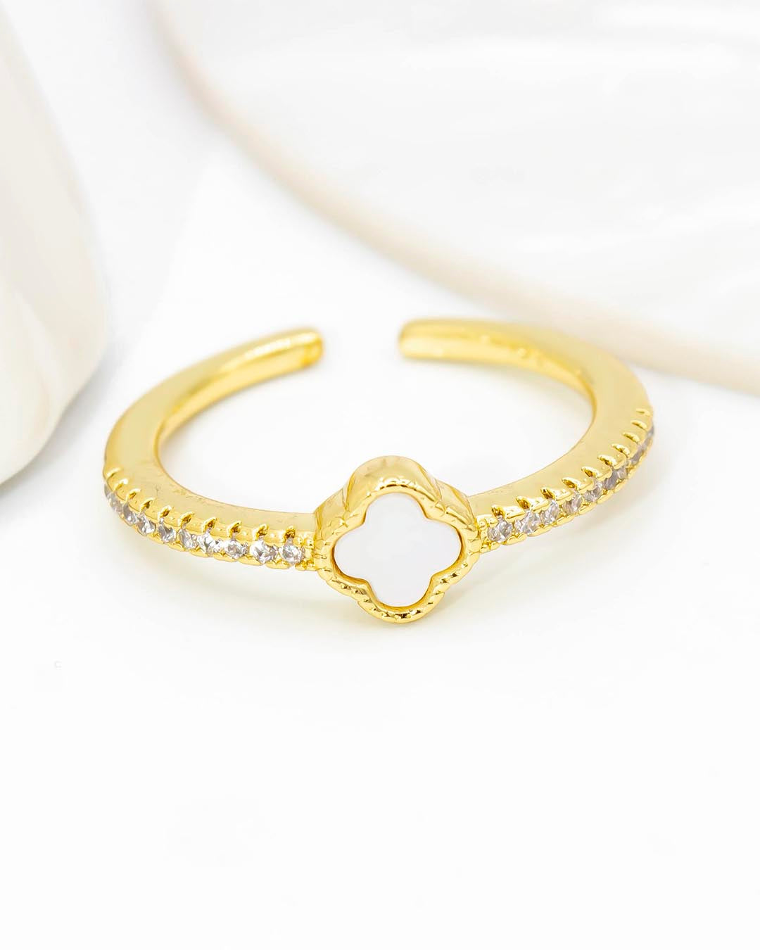 Anillo trébol blanco