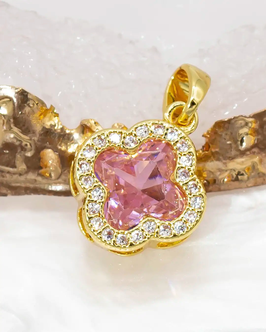 Dije trébol piedra rosa