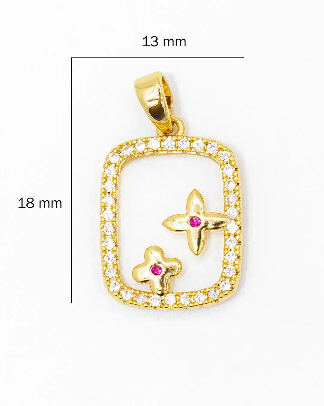 Dije placa flor blanca