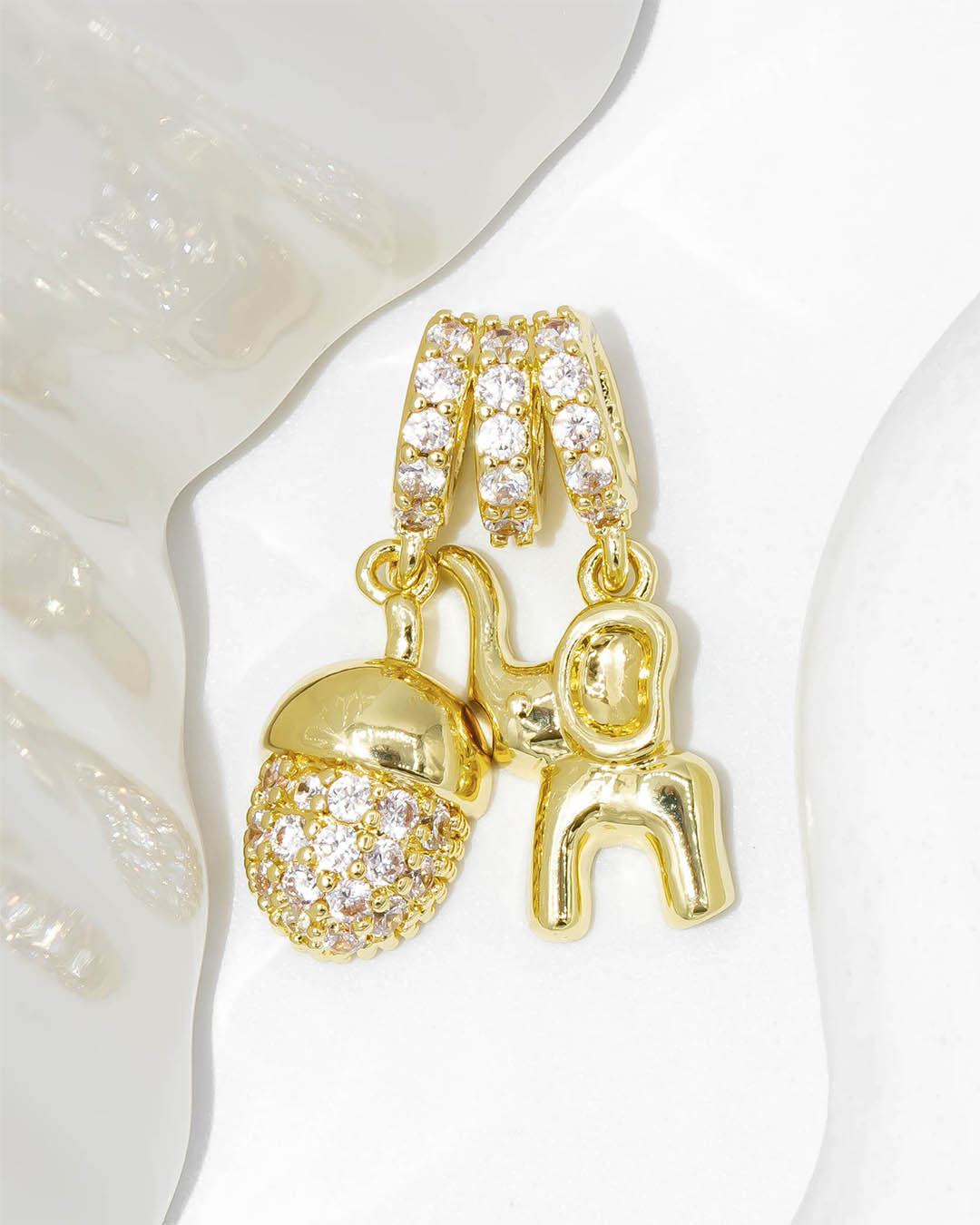 Dije elefante y bellota