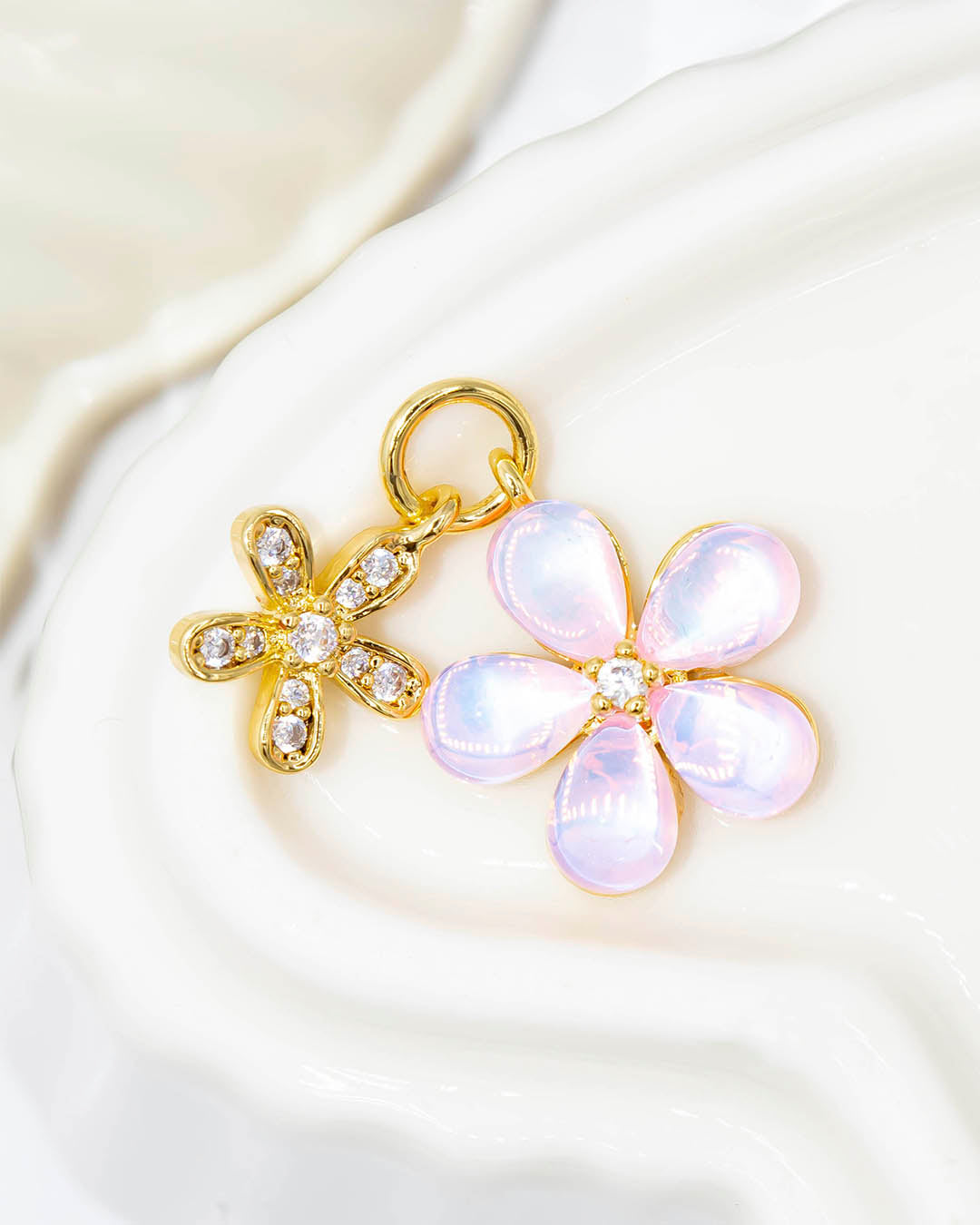 Dije flor iridiscente