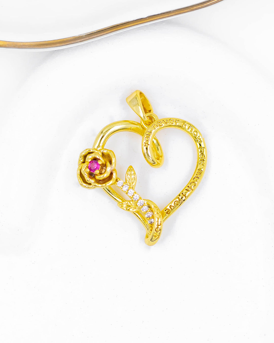 Dije corazón con rosa