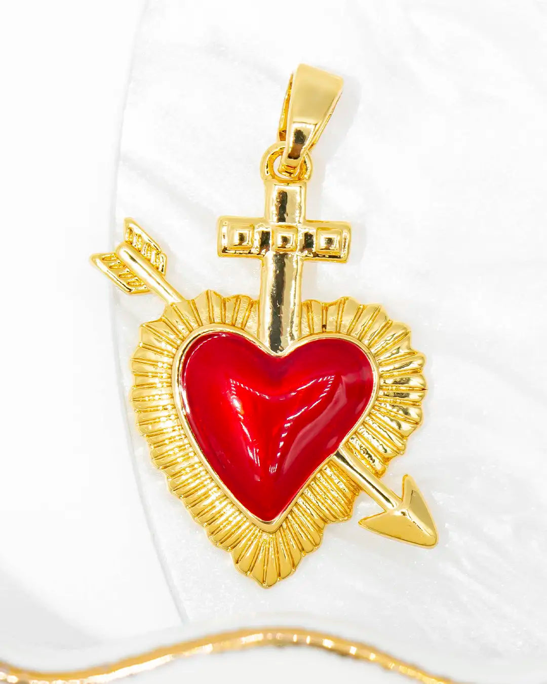 Dije corazón flechado