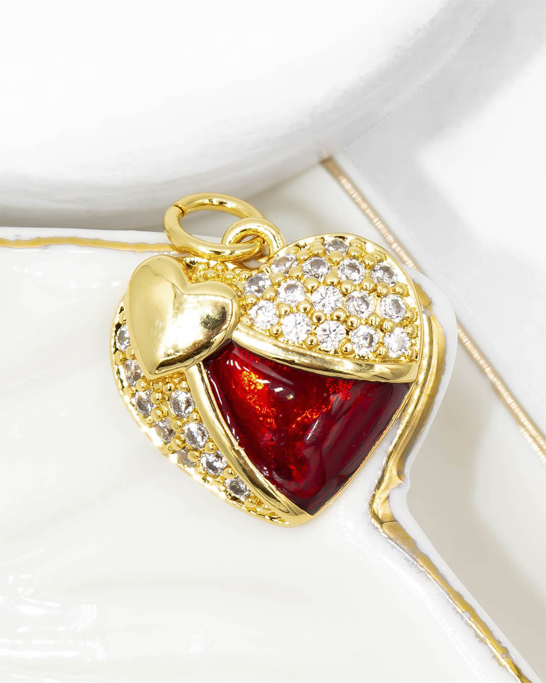 Dije corazón centro rojo