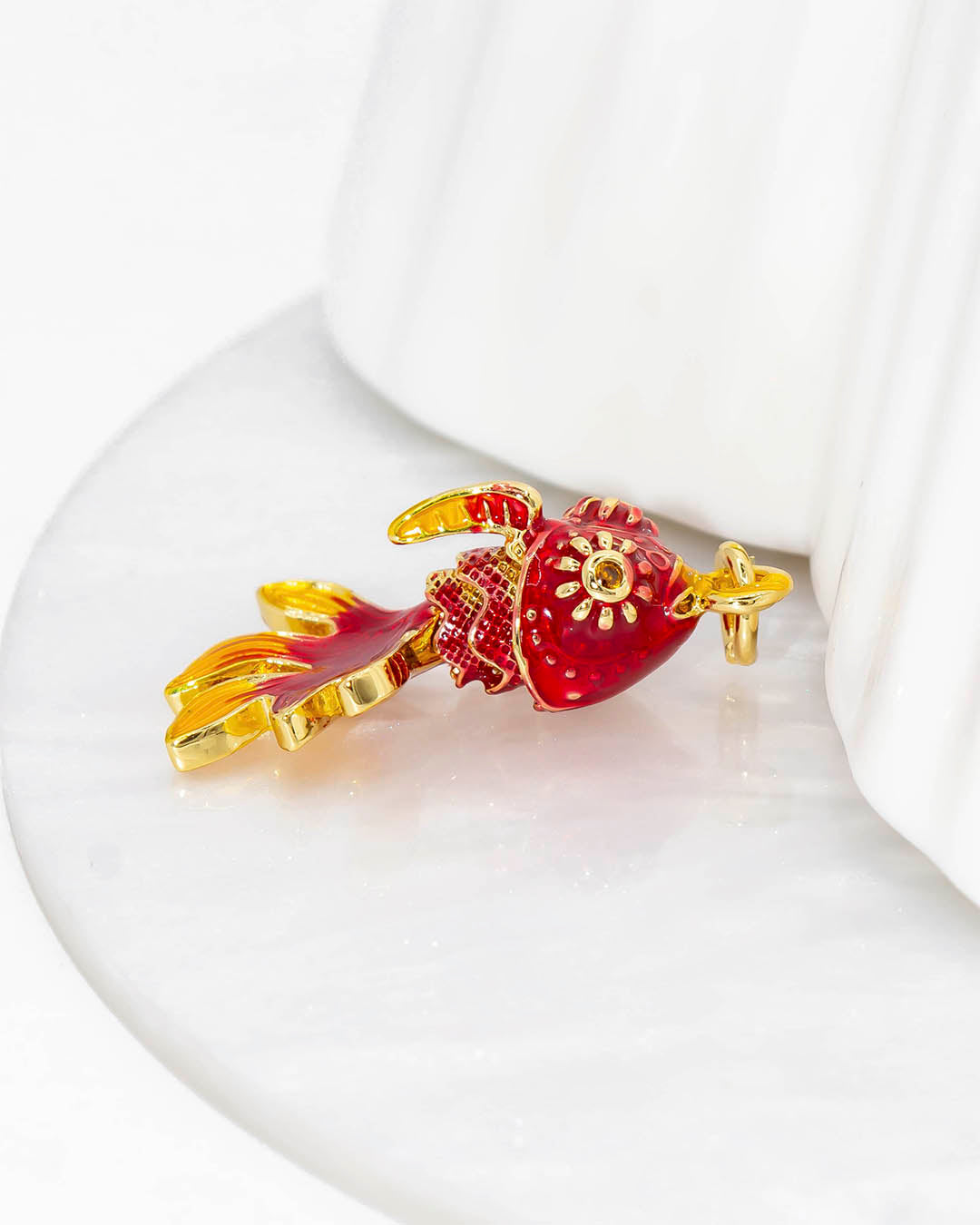 Dije pez colas rojo pequeño