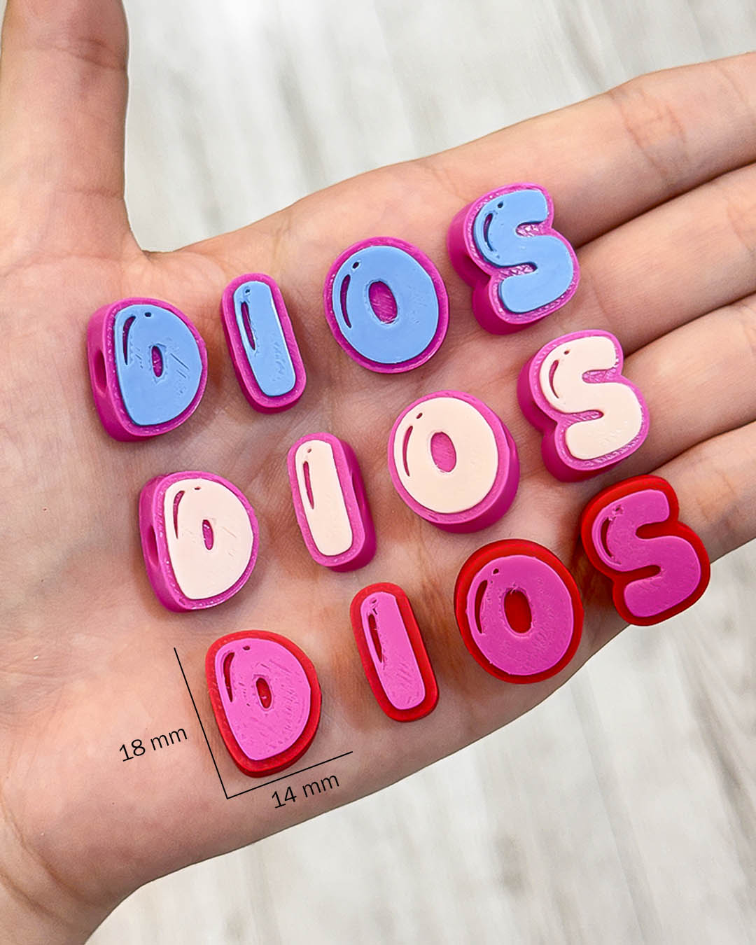 Dije pasador plástico Dios
