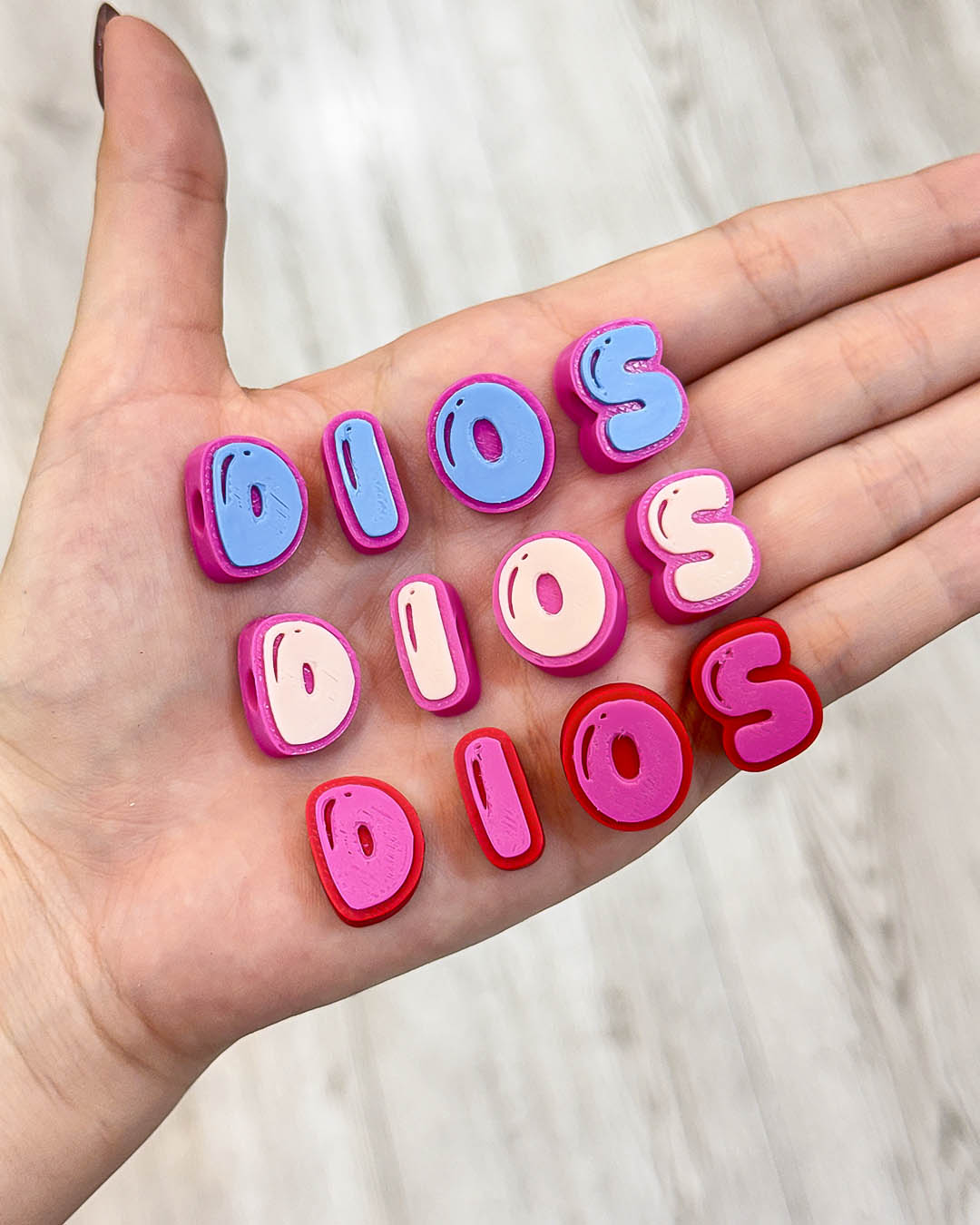 Dije pasador plástico Dios