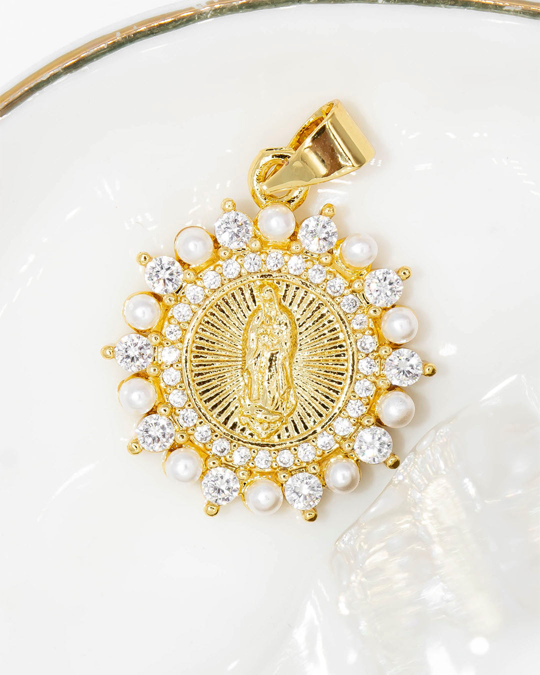 Dije virgen perlas y piedras