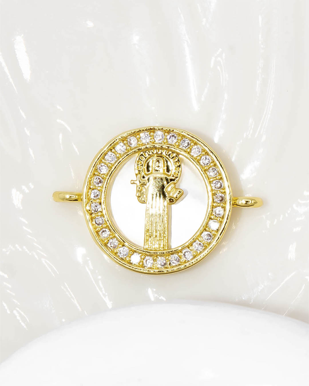 Dije pulsera San Benito nácar