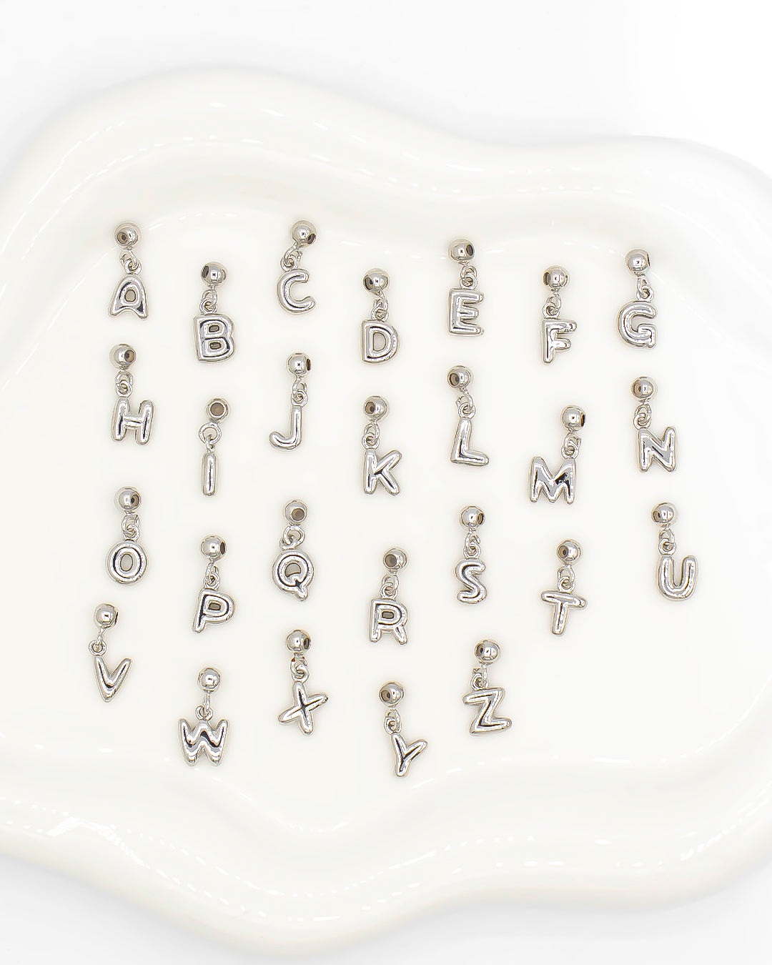 Dije letra mini aguja