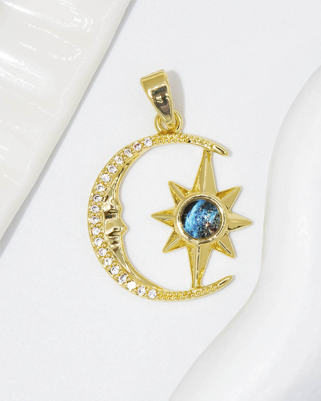 Dije luna y estrella