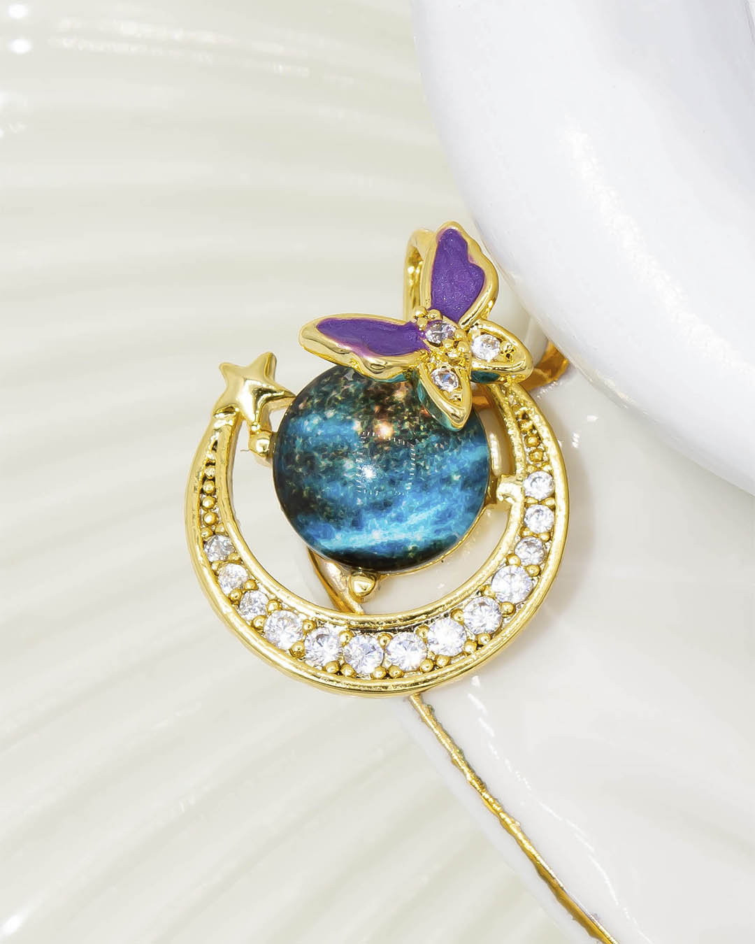 Dije universo media luna mariposa