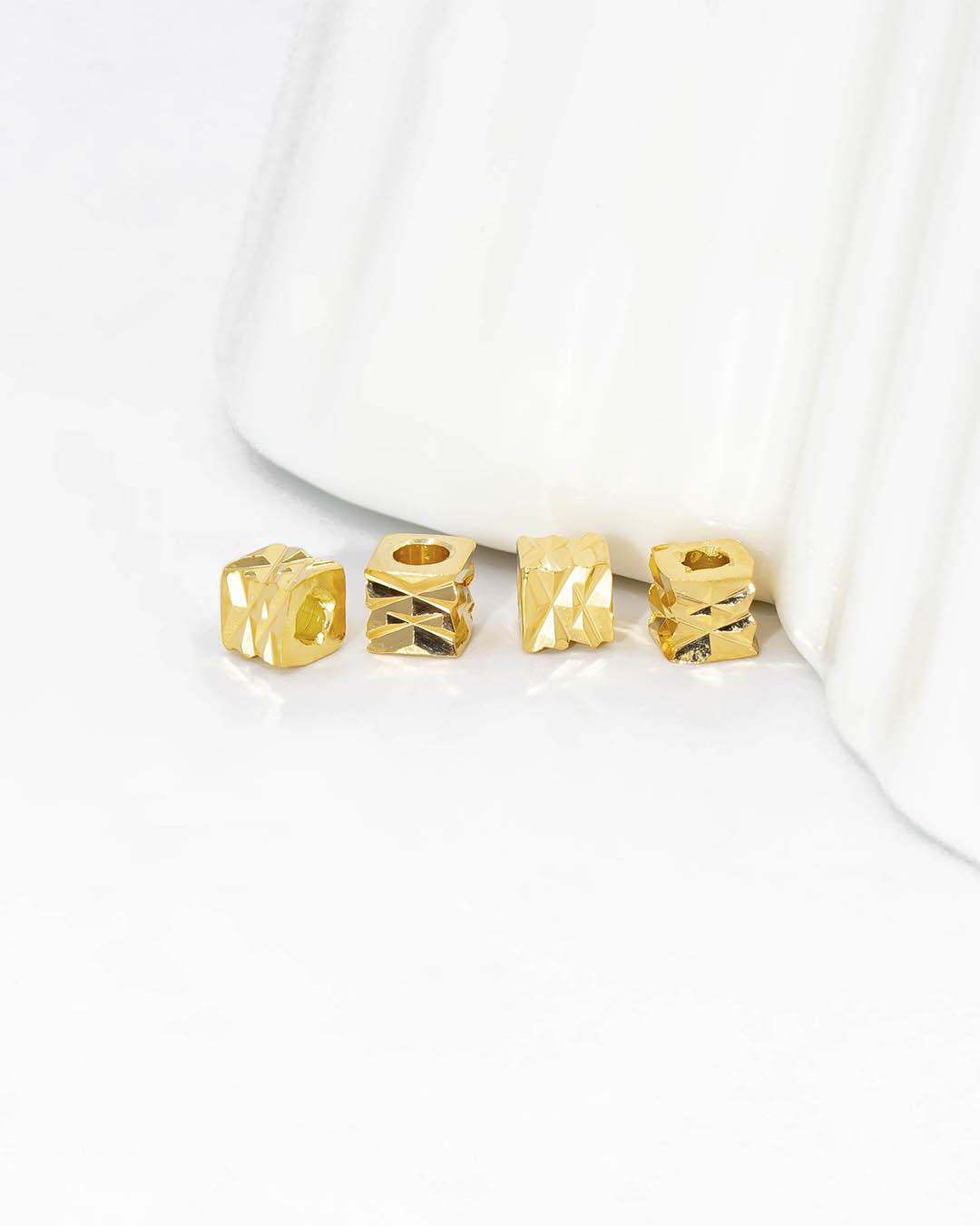 Oro laminado separador cubo diamantado