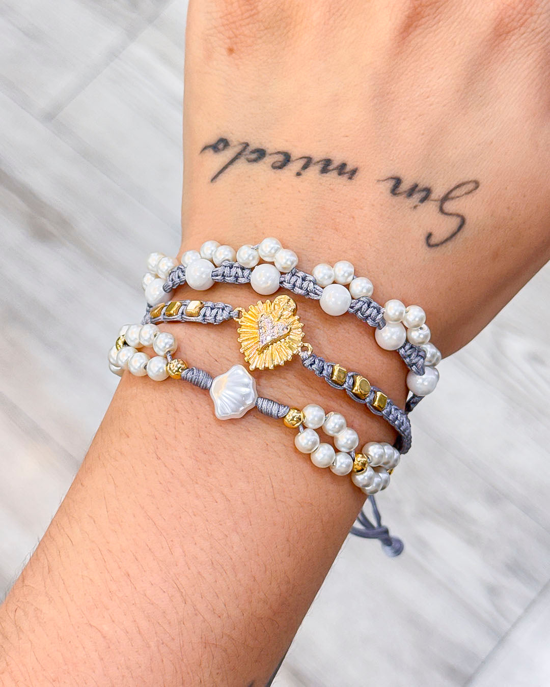 VALGATA pulsera gris sagrado corazón perlas
