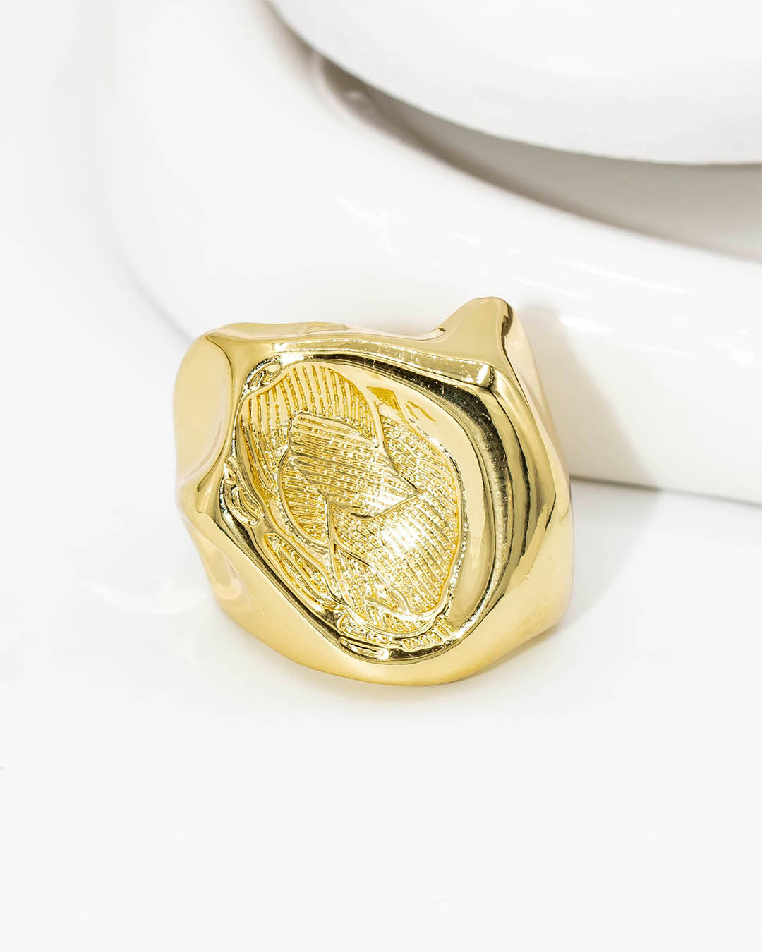 Anillo hojas talladas