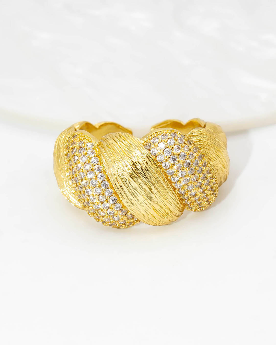 Anillo dorado con diseño