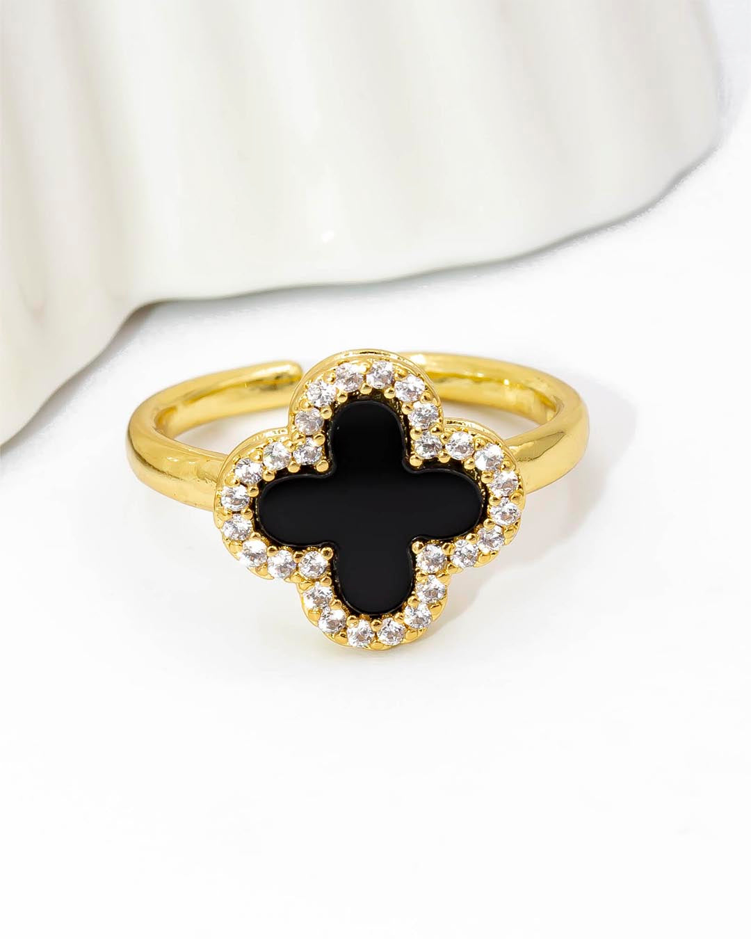 Anillo trébol negro