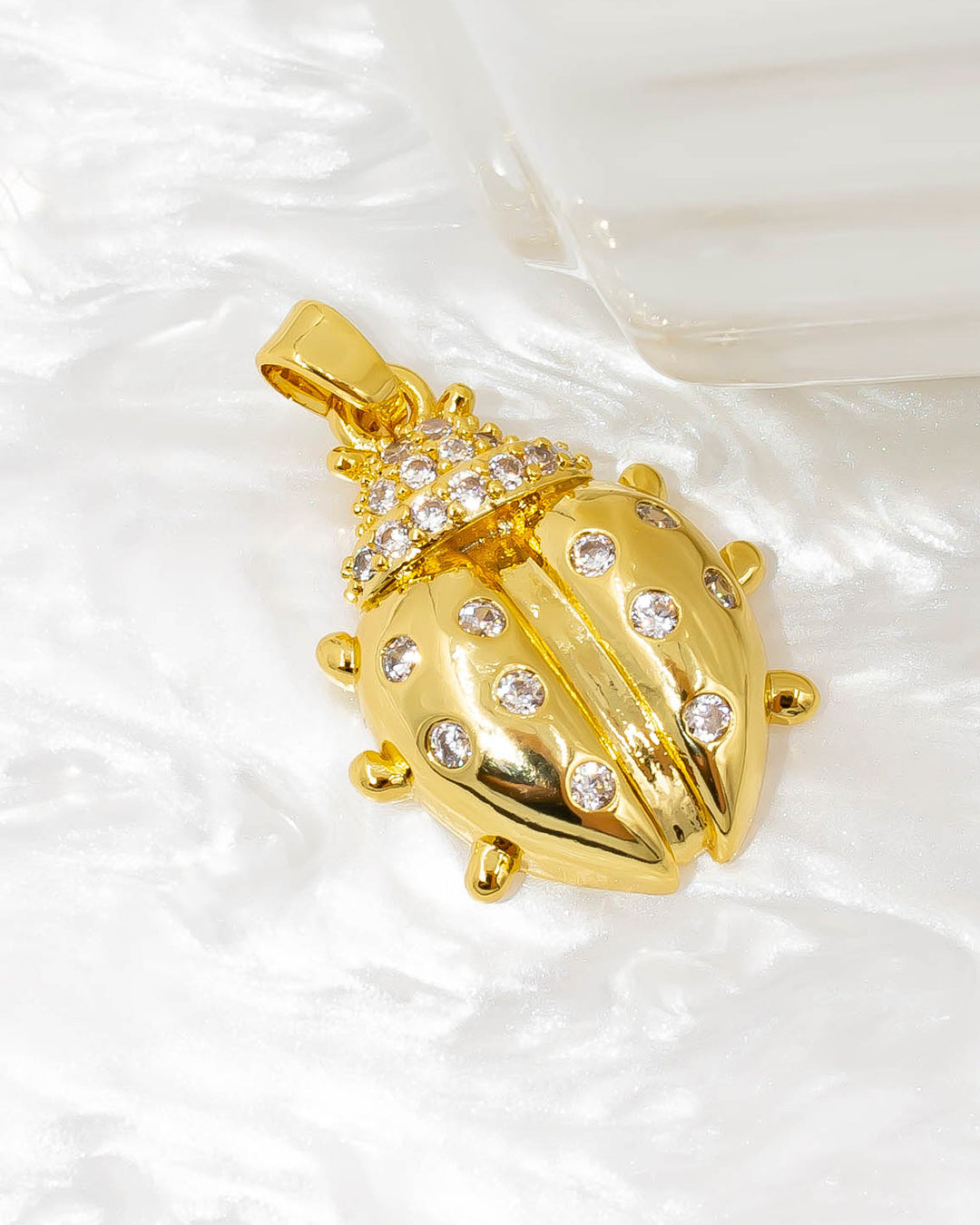 Dije mariquita dorado