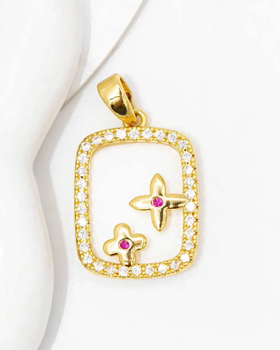 Dije placa flor blanca