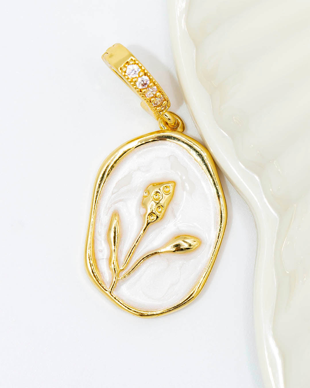 Dije broche flor dorada