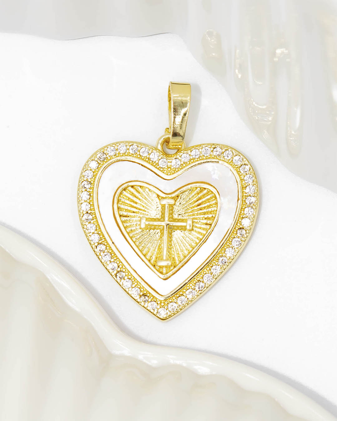 Dije corazón religioso nácar