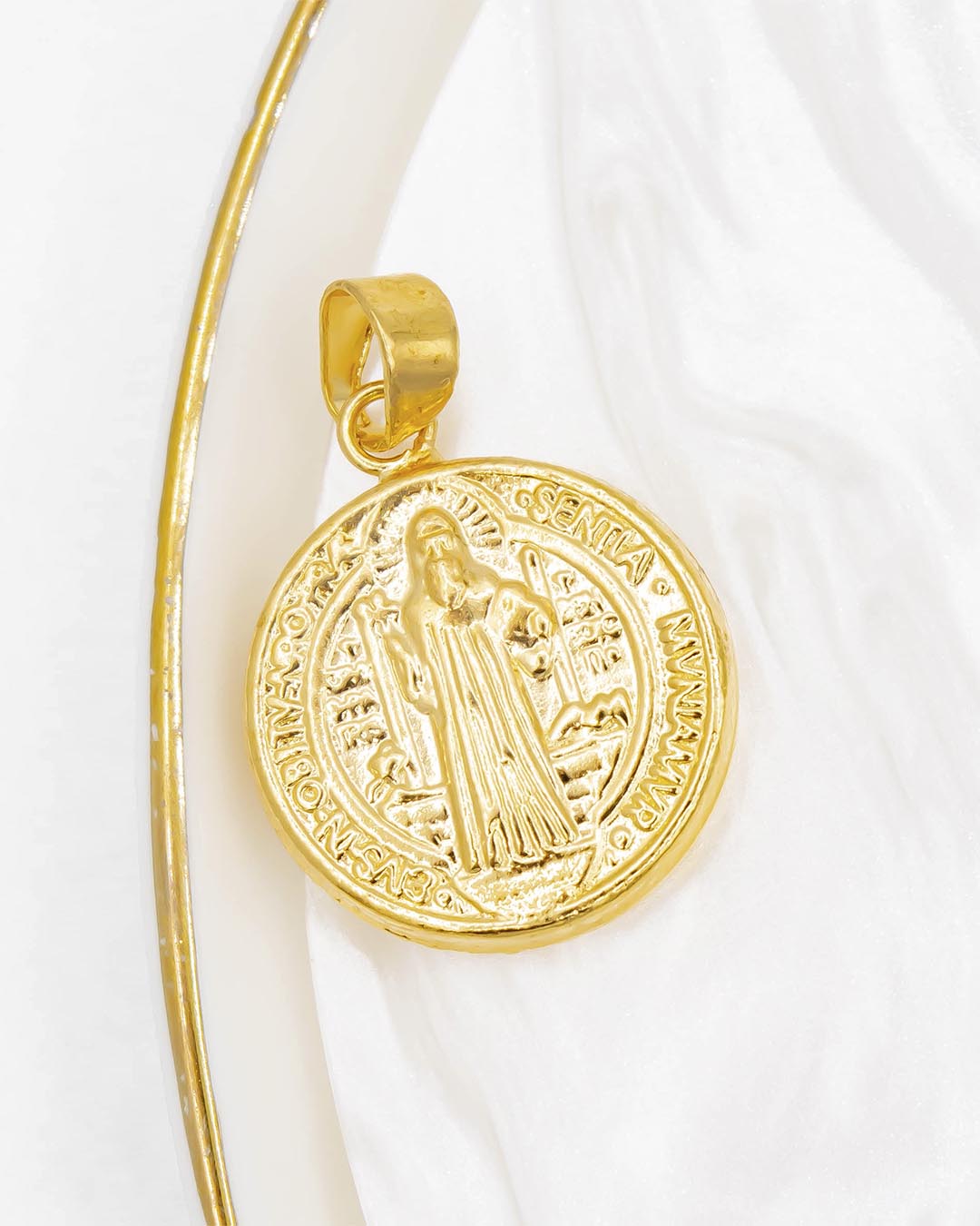 Oro laminado dije San Benito