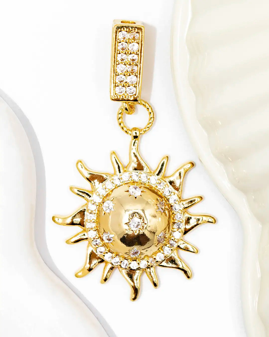 Dije sol con estrellas