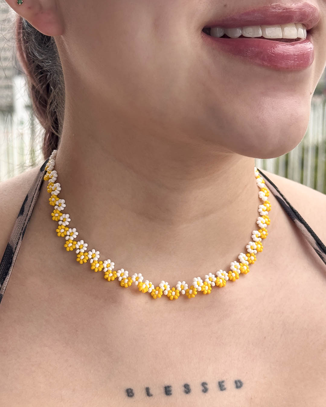 VALGATA choker flor amarilla mostacilla