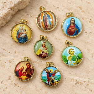 Dijes de imágenes religiosas
